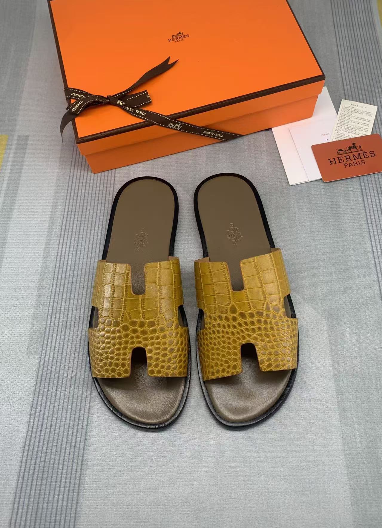 Herren-Sandalen Izmir aus senffarbenem Leder mit Krokodilprägung