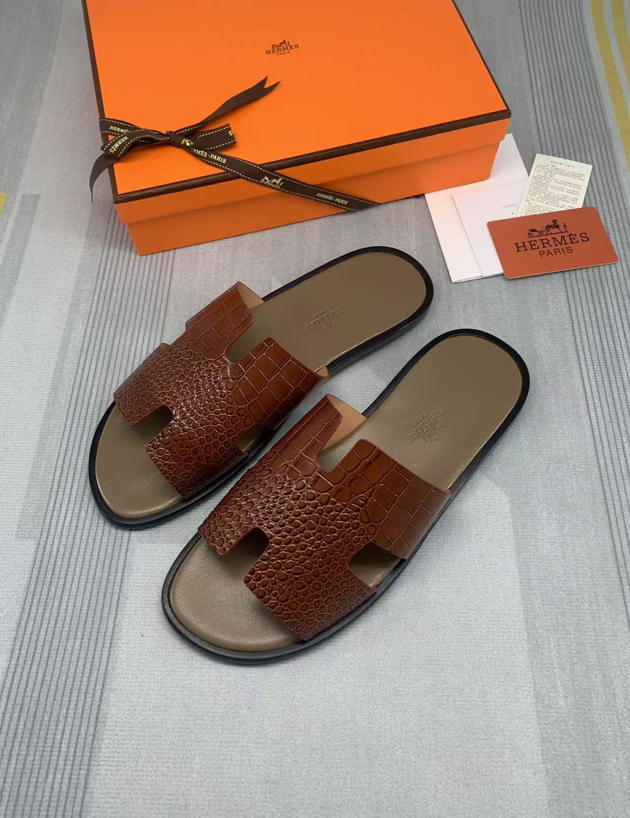 Herren-Sandalen Izmir aus braunem Leder mit Krokodilprägung