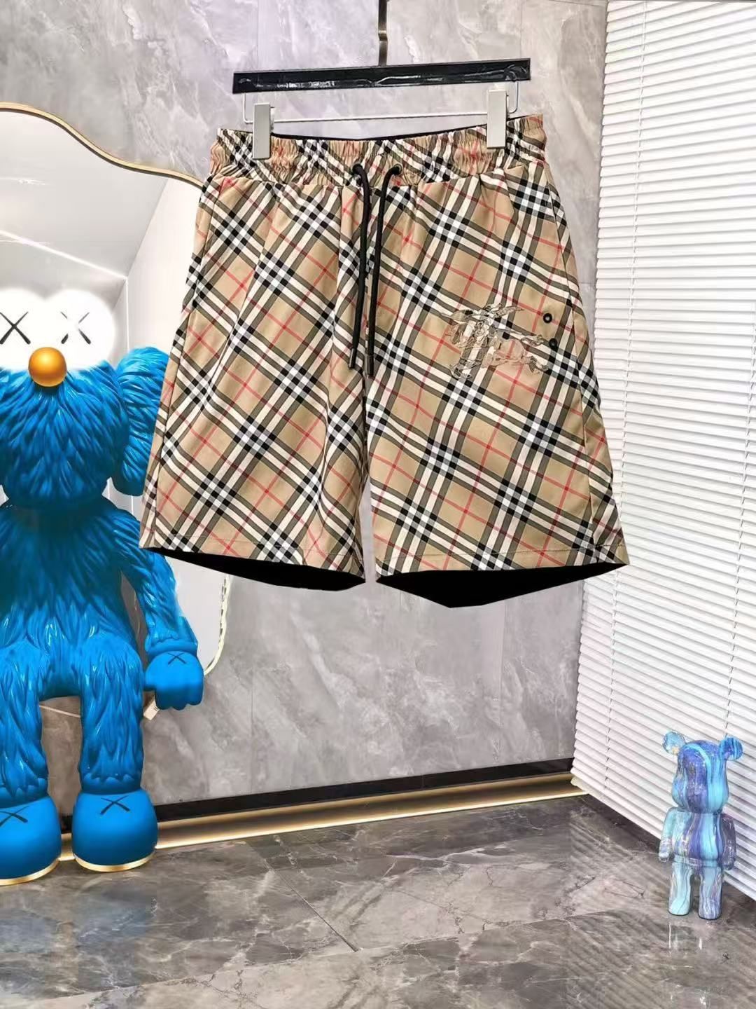 Badehose mit klassischem Check-Print und Reitermotiv