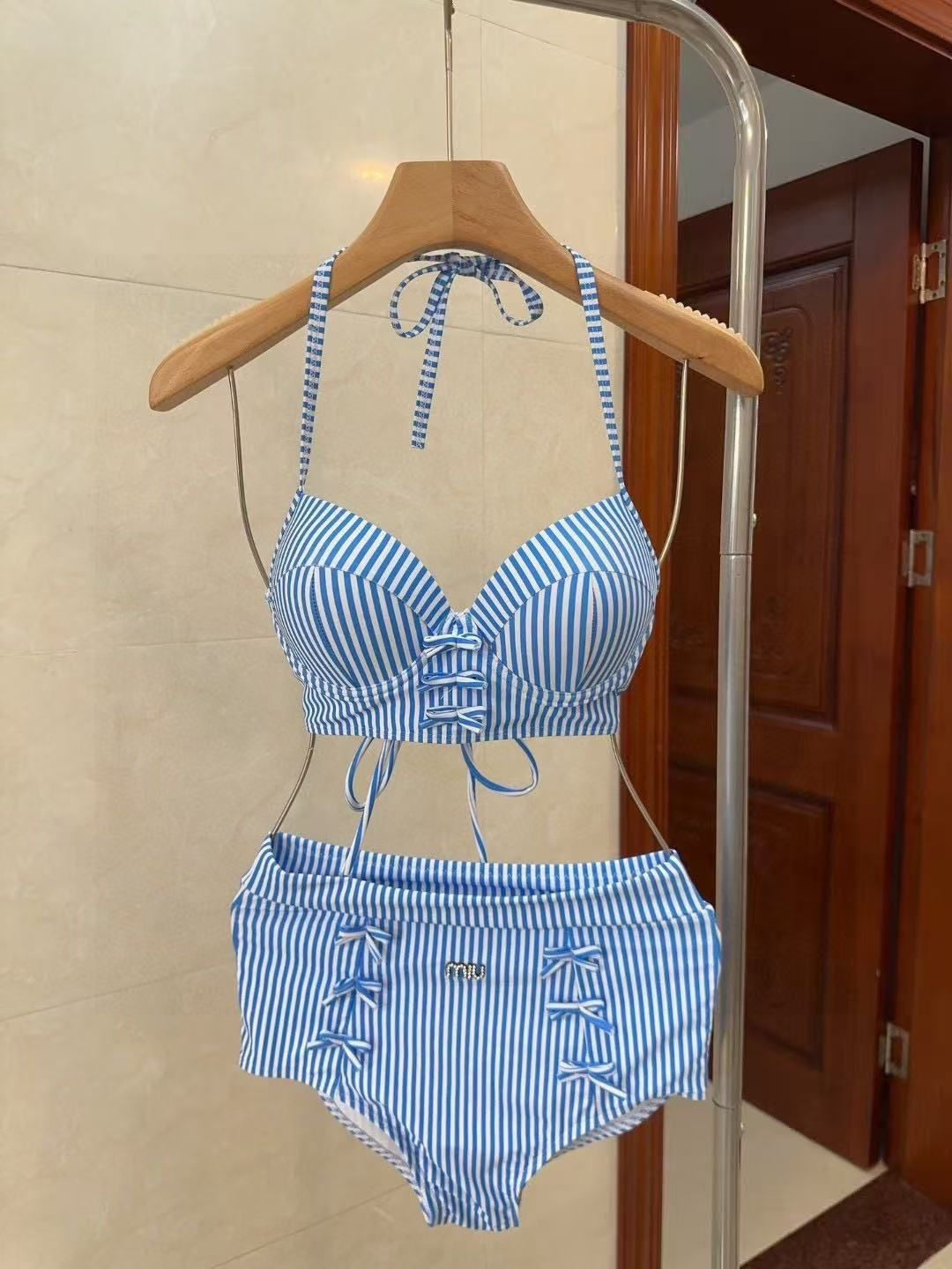 Gestreiftes Bikini-Set im Matrosenstil