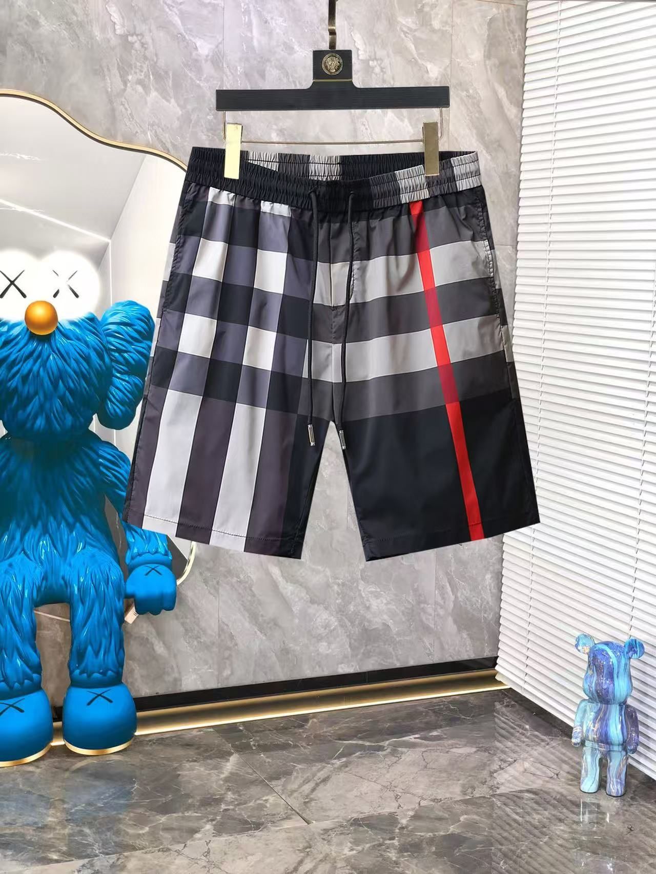 Badehose mit Karomuster Schwarz und Grau mit rotem Streifen