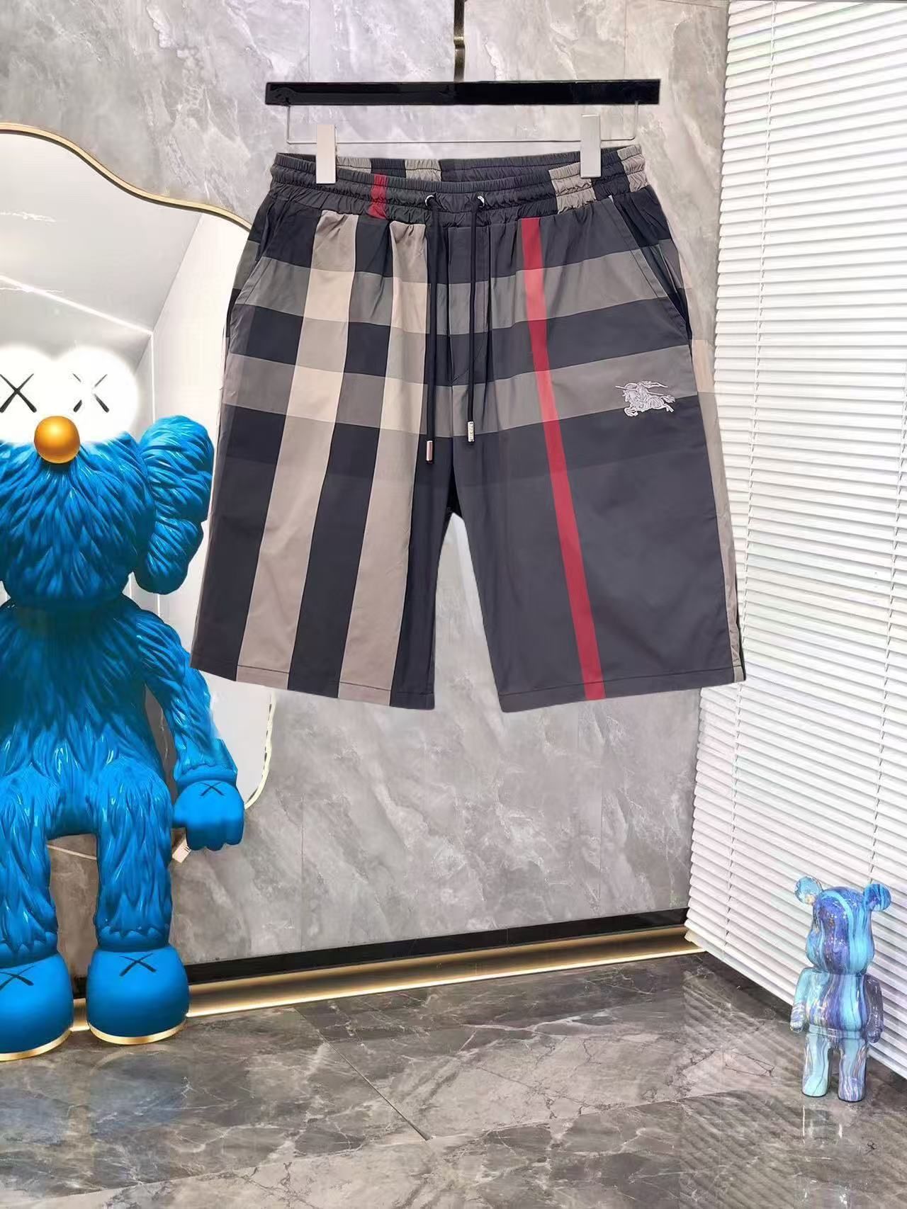 Badehose mit Check-Patchwork Grau und Beige mit Reitermotiv