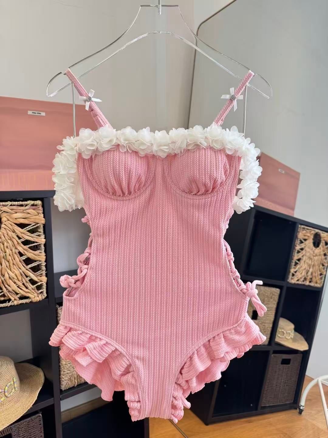 Badeanzug mit Volants und Rosa Blumenapplikationen