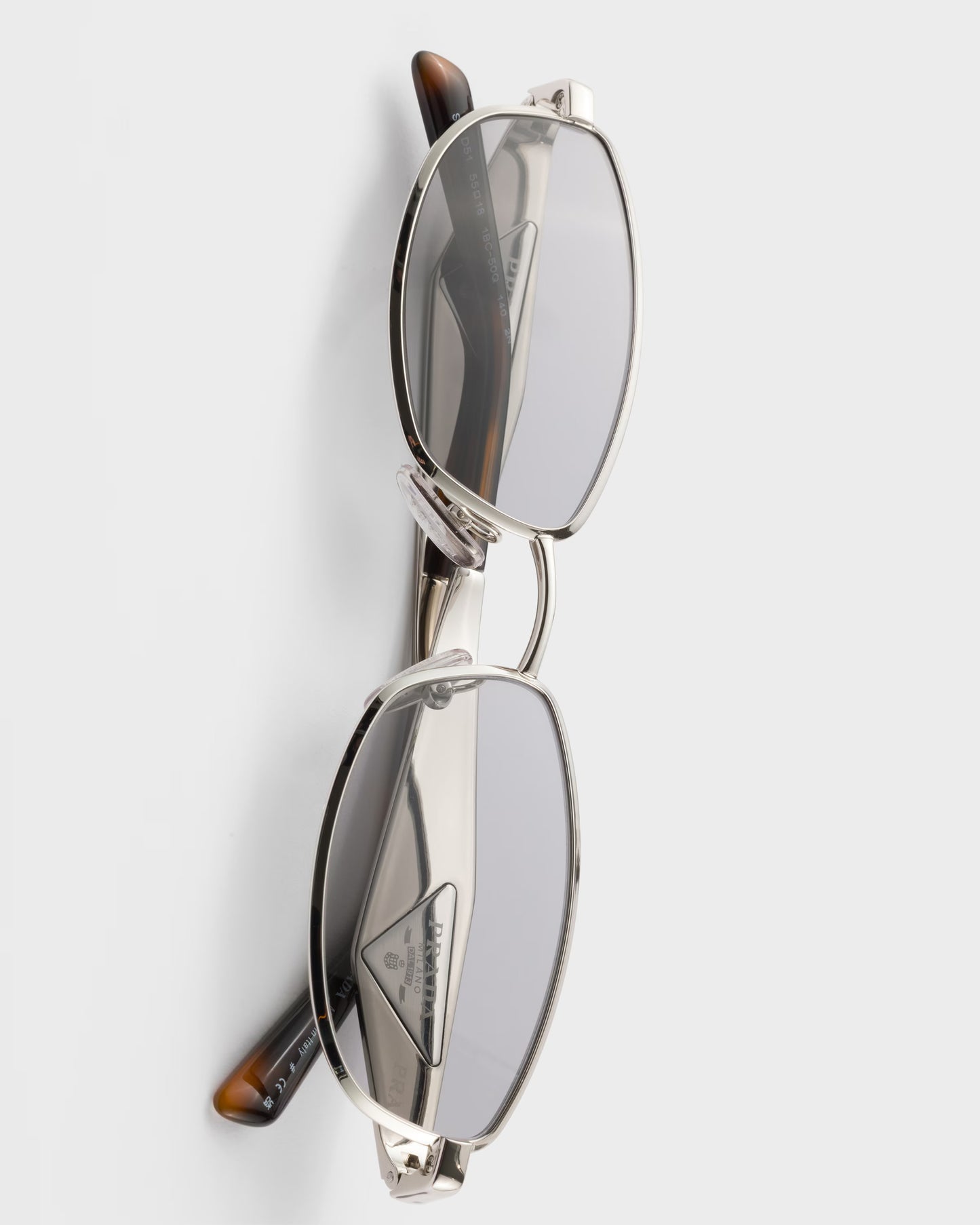 Ovale Sonnenbrille aus silberfarbenem Acetat mit grauen Gläsern