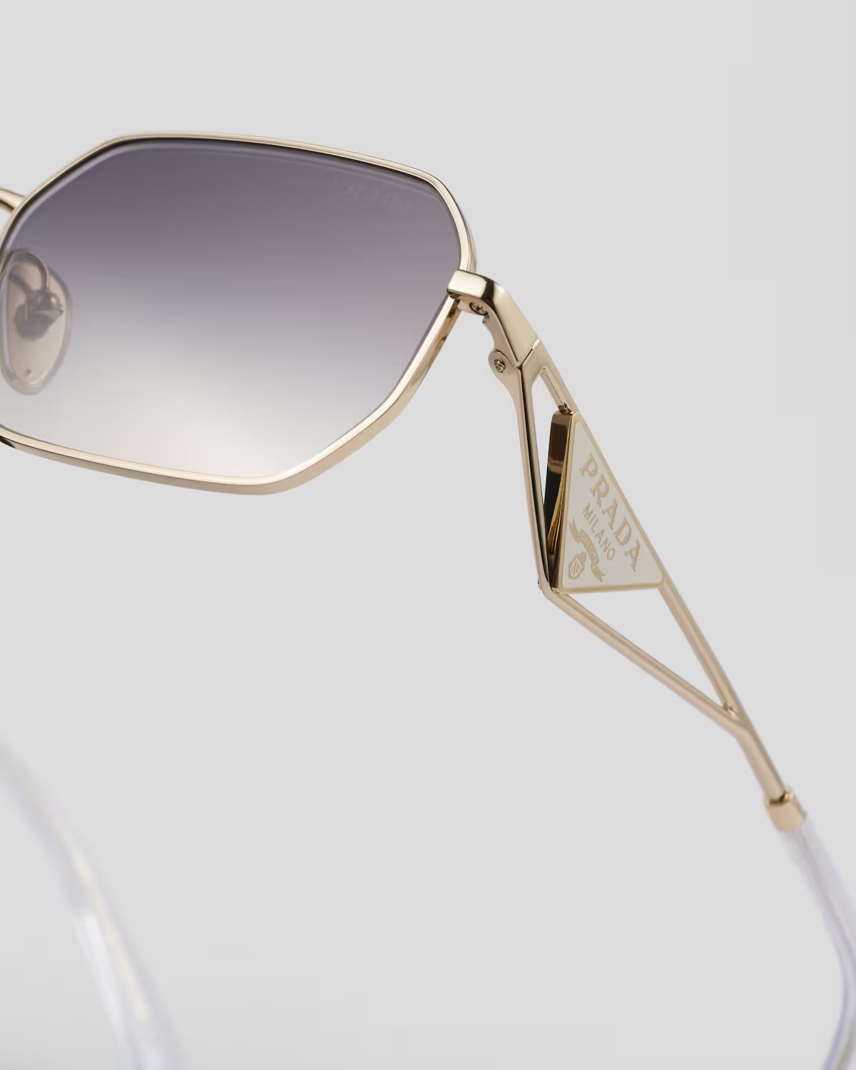 Sonnenbrille mit Dreieckslogo und irisfarbenen Verlaufsgläsern