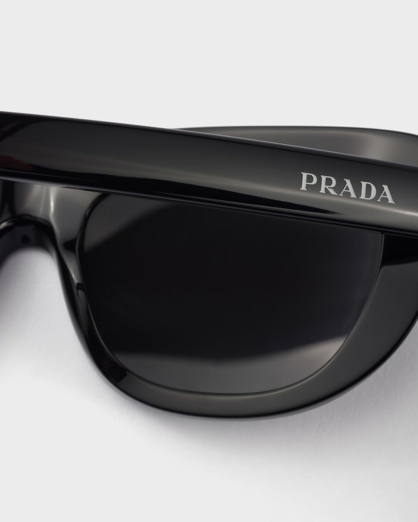 Rechteckige Sonnenbrille aus schwarzem Acetat mit schieferfarbenen Gläsern