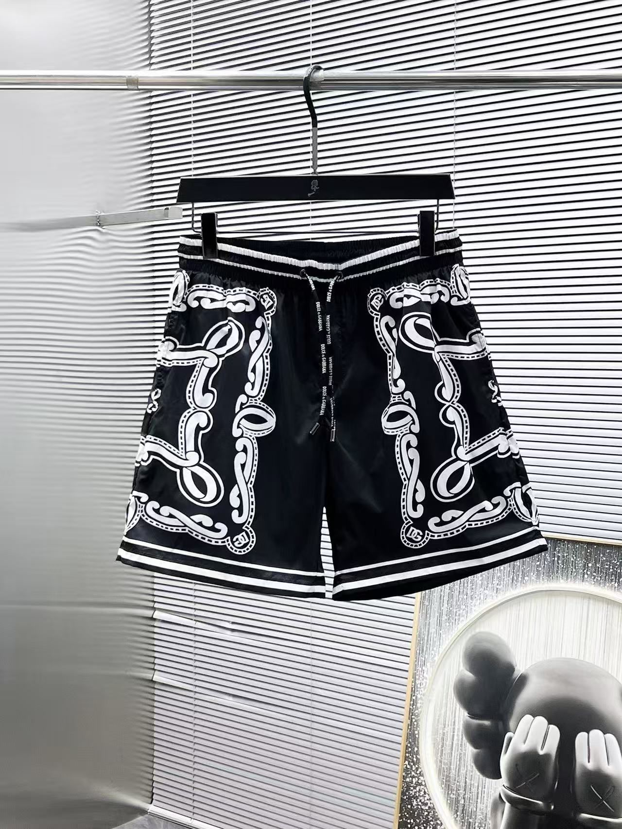 Badehose mit ornamentalem Rahmen-Print