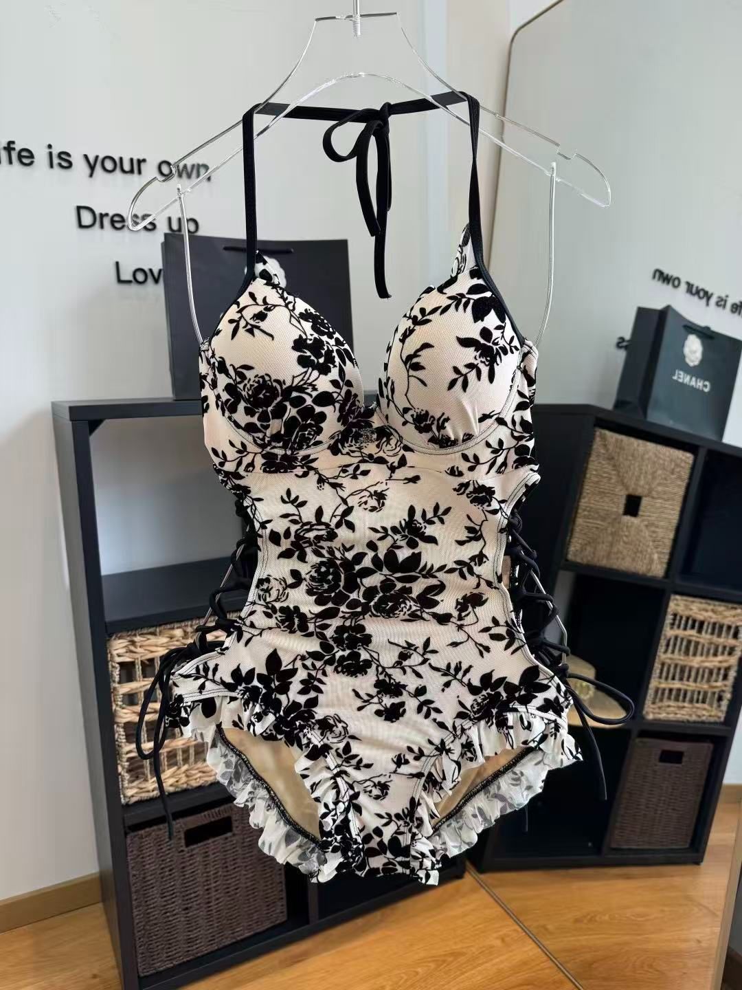 Floraler Badeanzug mit seitlichen Bändern Beige