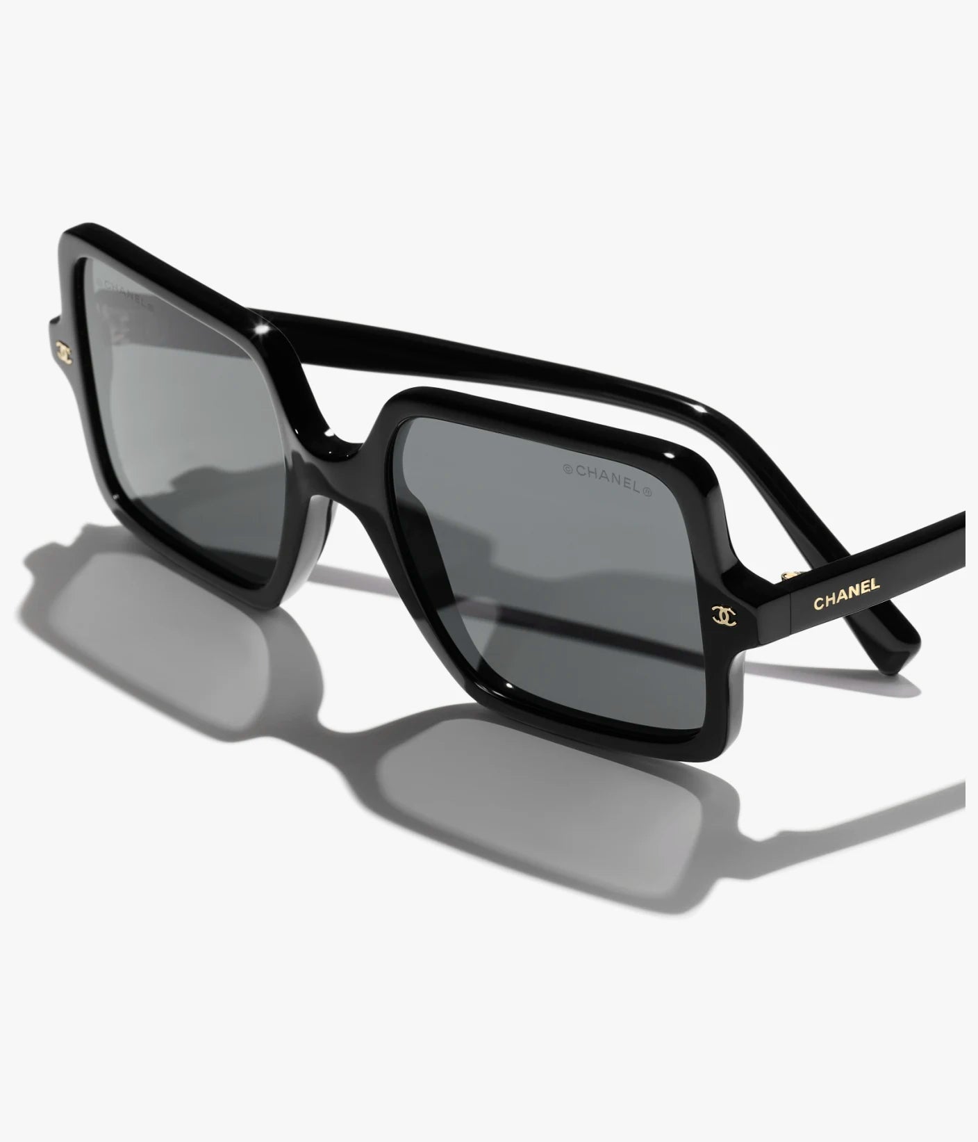 Eckige Sonnenbrille aus schwarzem Acetat mit dunkelgrauen Gläsern