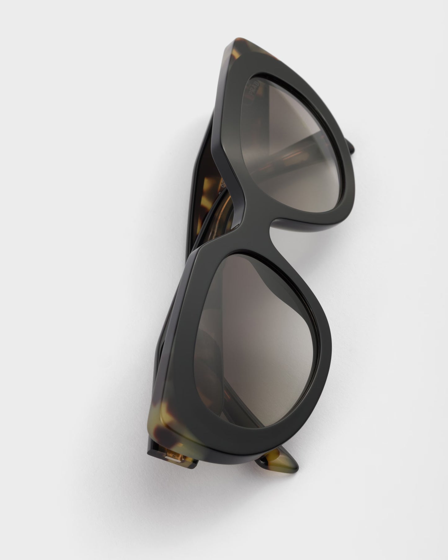 Oval sunglasses with logo and anthracite lenses