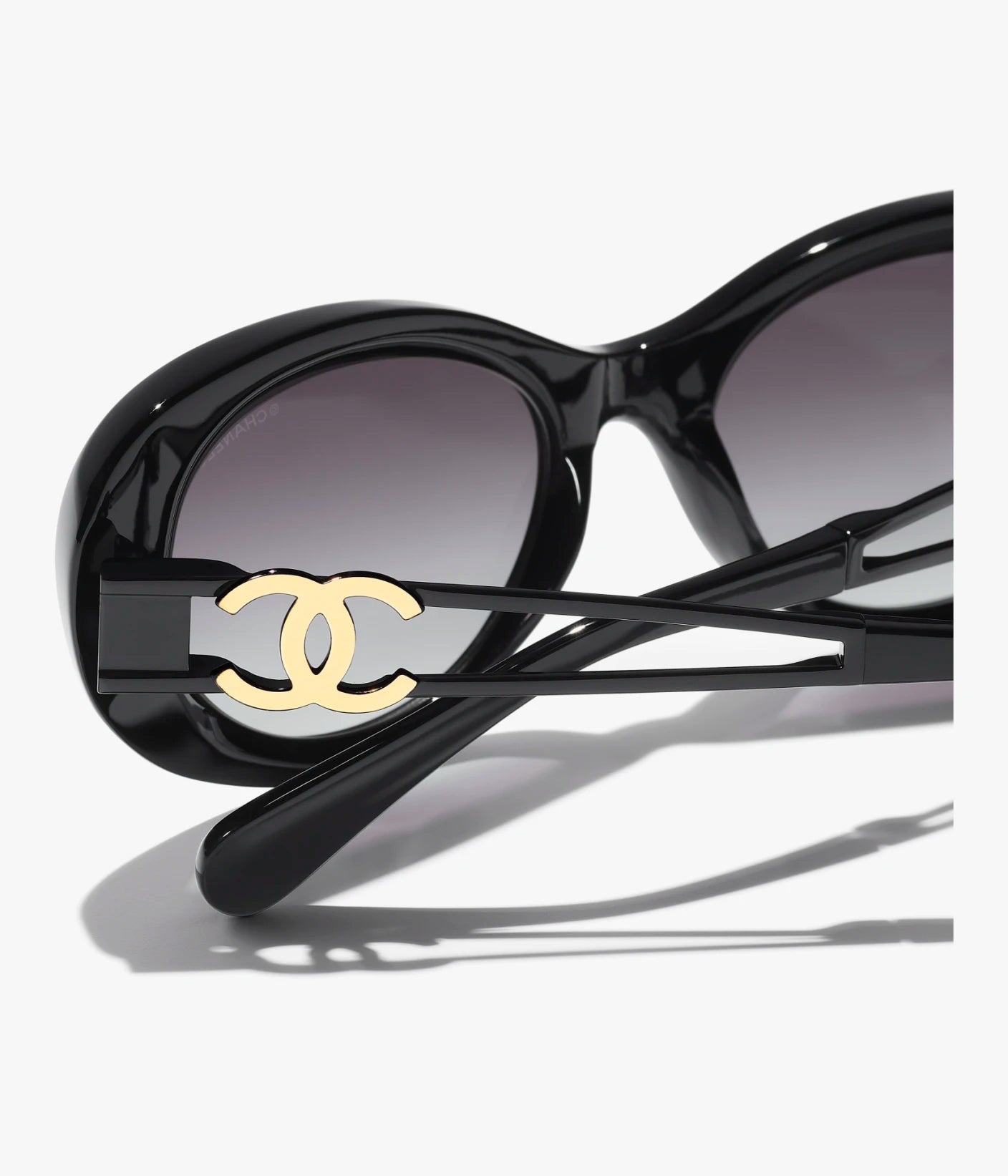 Ovale Sonnenbrille aus Acetat und schwarzem Metall mit grau verlaufenden Gläsern