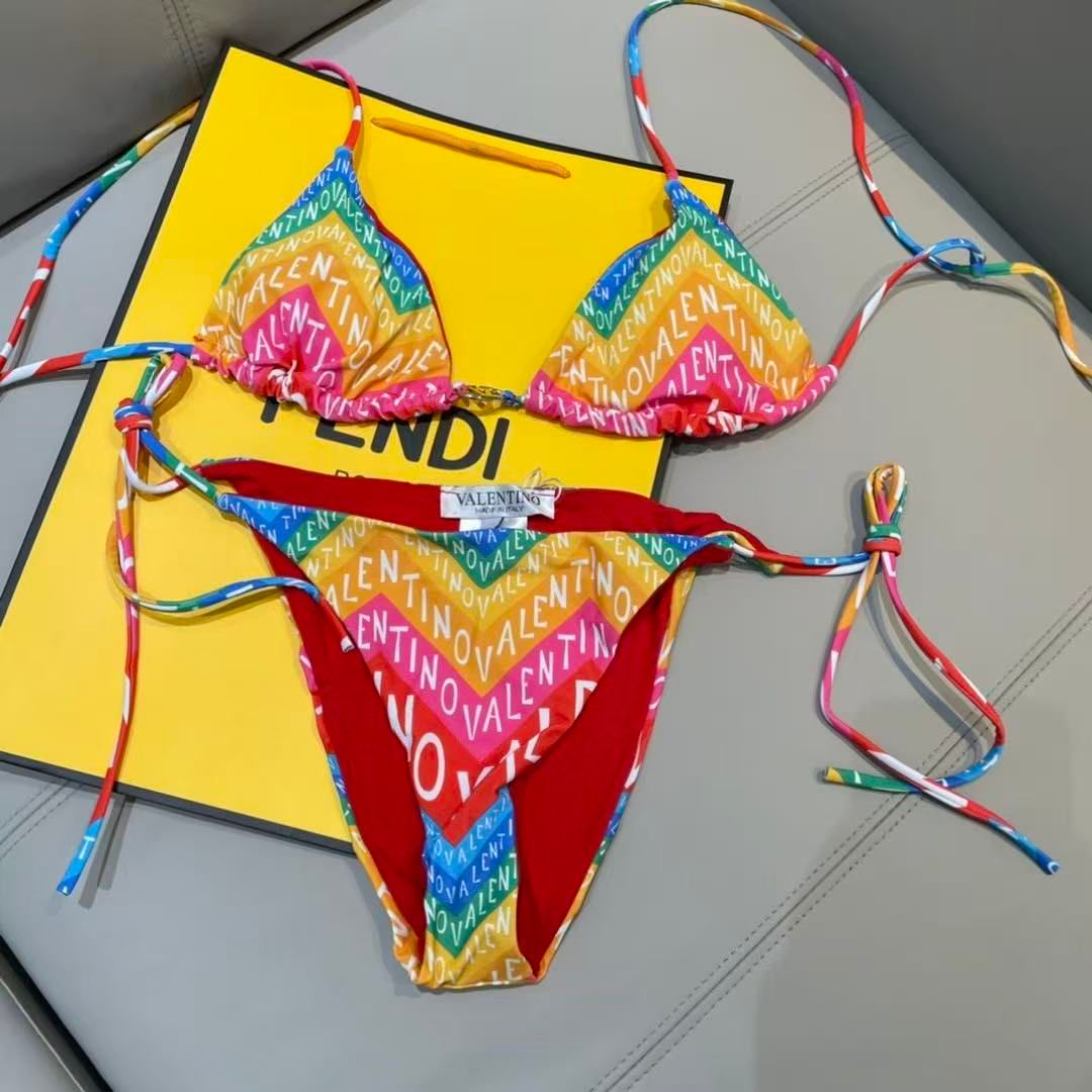 Bikini-Set mit Chevron-Regenbogenlogo