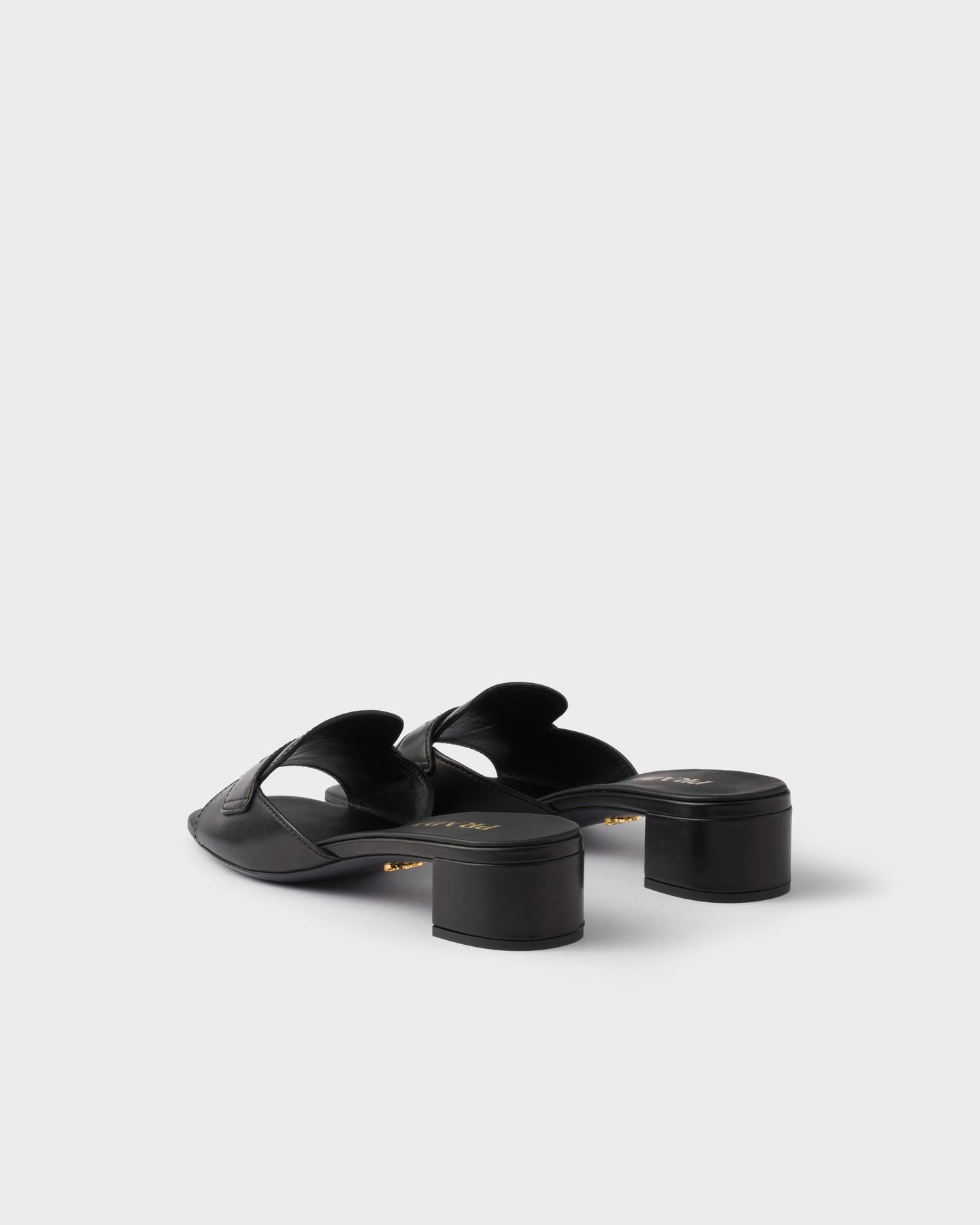 Slider-Sandalen mit niedrigem Absatz aus schwarzem Leder