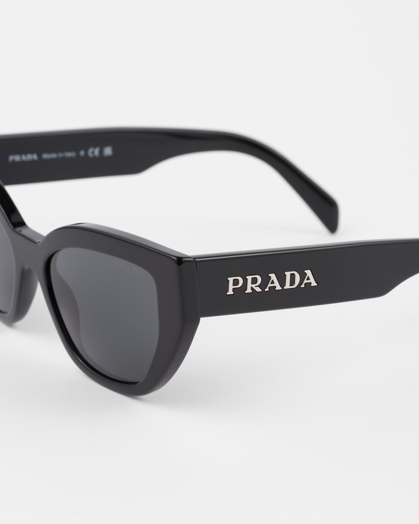Cat-eye sunglasses with black logo