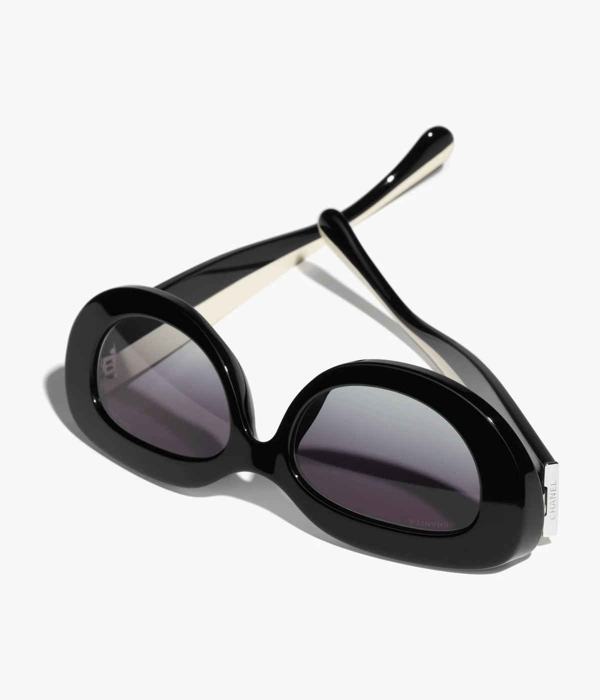 Zweifarbige ovale Sonnenbrille aus schwarzem Acetat mit grauen Gläsern
