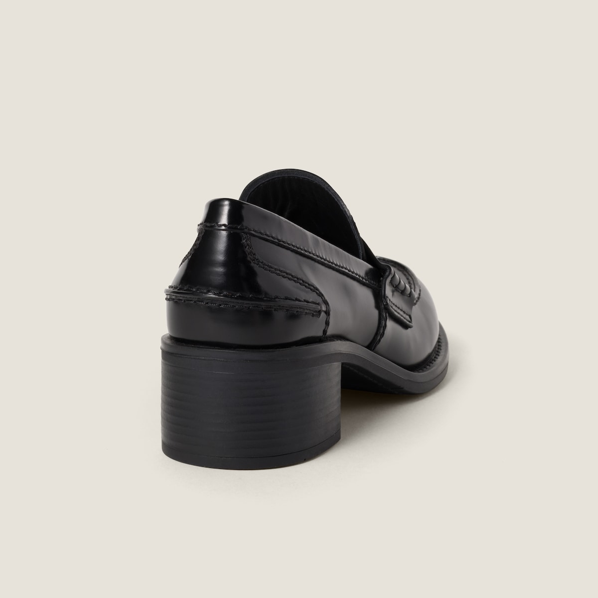 Hohe Loafer aus gebürstetem Leder in Schwarz