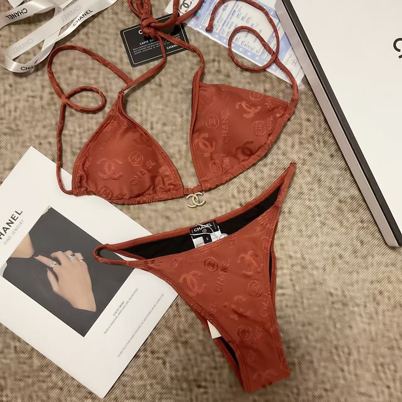 Bikini-Set mit Monogramm Rost und goldenem Logo
