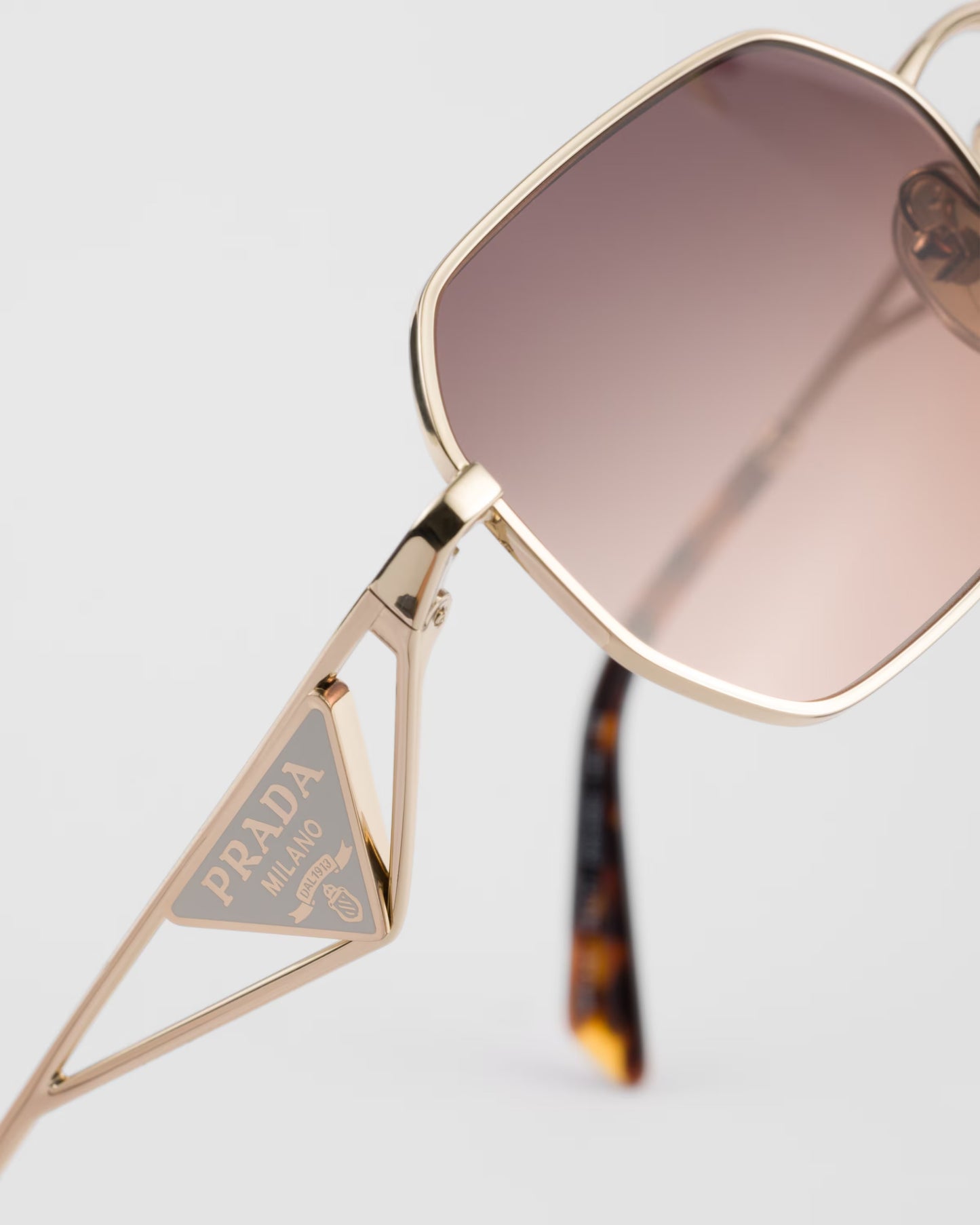 Sonnenbrille mit Dreieckslogo und karamellfarbenen Verlaufsgläsern