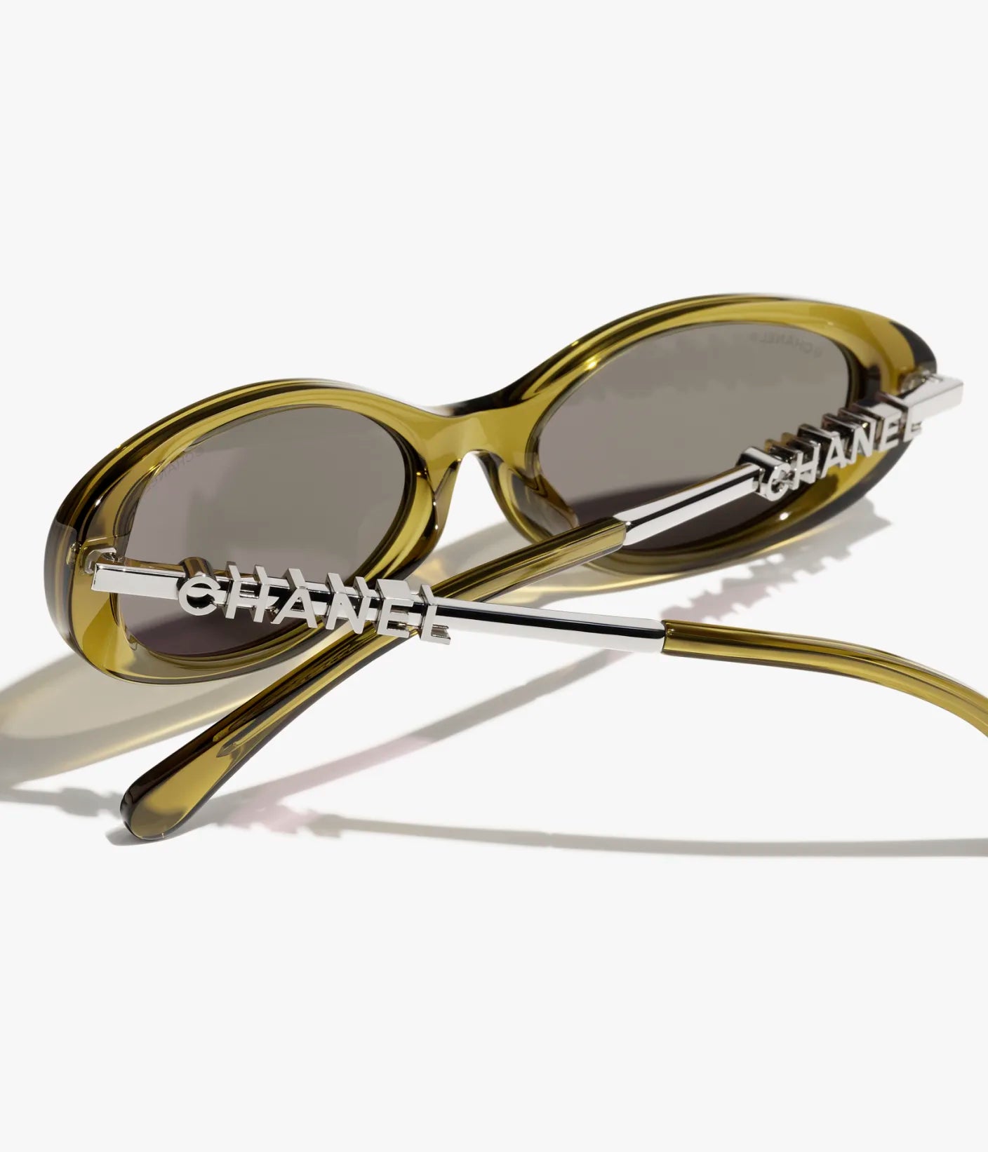 Ovale Sonnenbrille aus Acetat und Metall in Oliv mit dunkelbraunen Gläsern