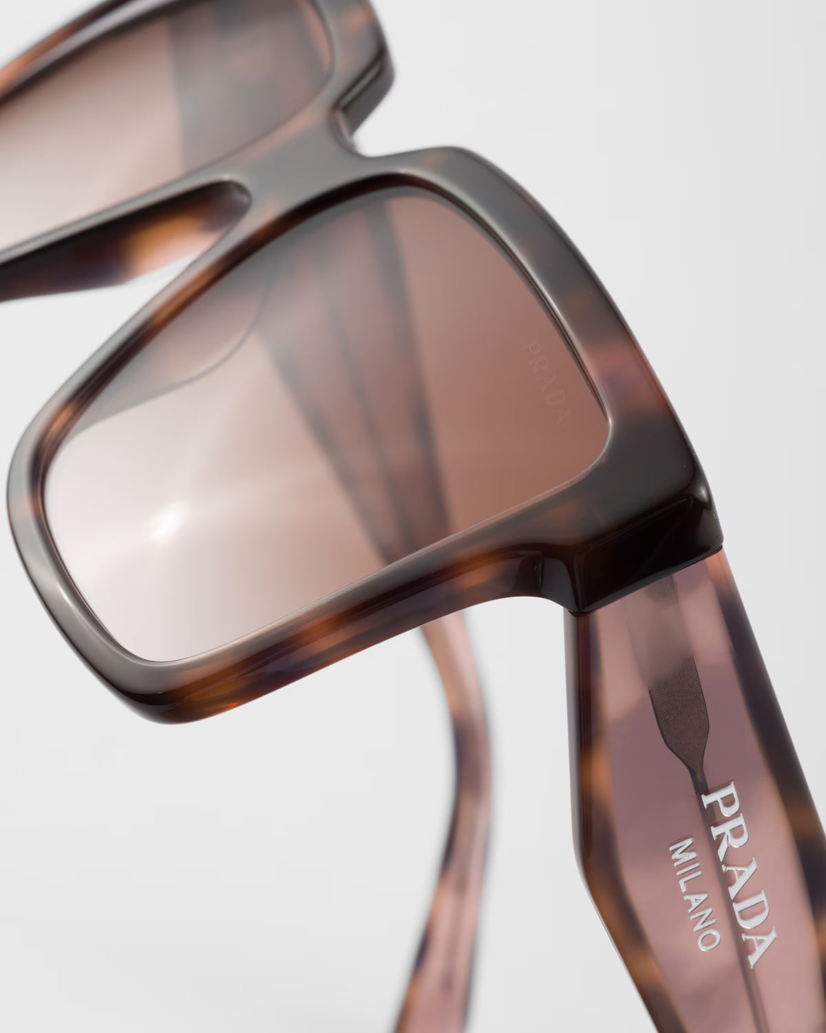 Sonnenbrille mit Logo und dunkelbraunen mattierten Verlaufsgläsern
