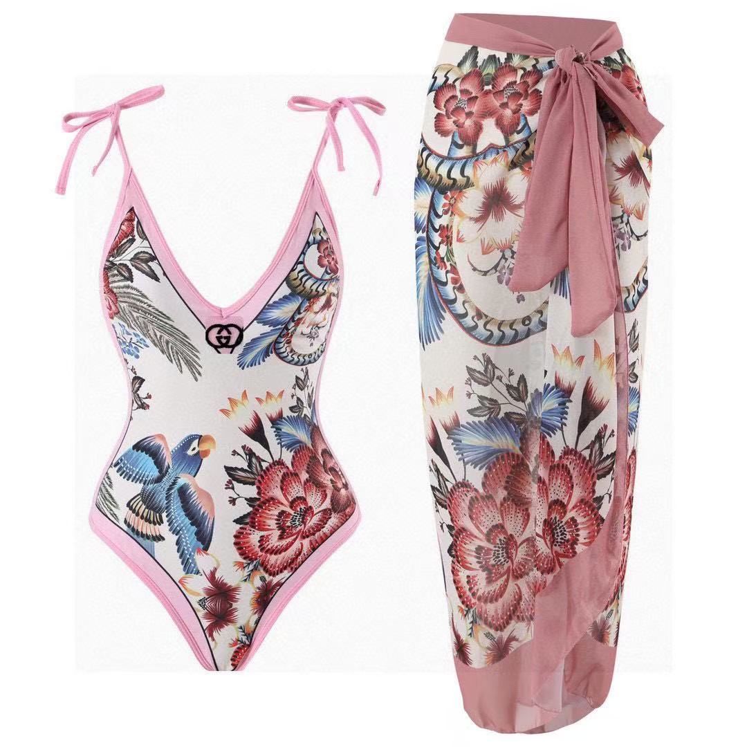 Badeanzug und Sarong mit tropischem Blumenprint