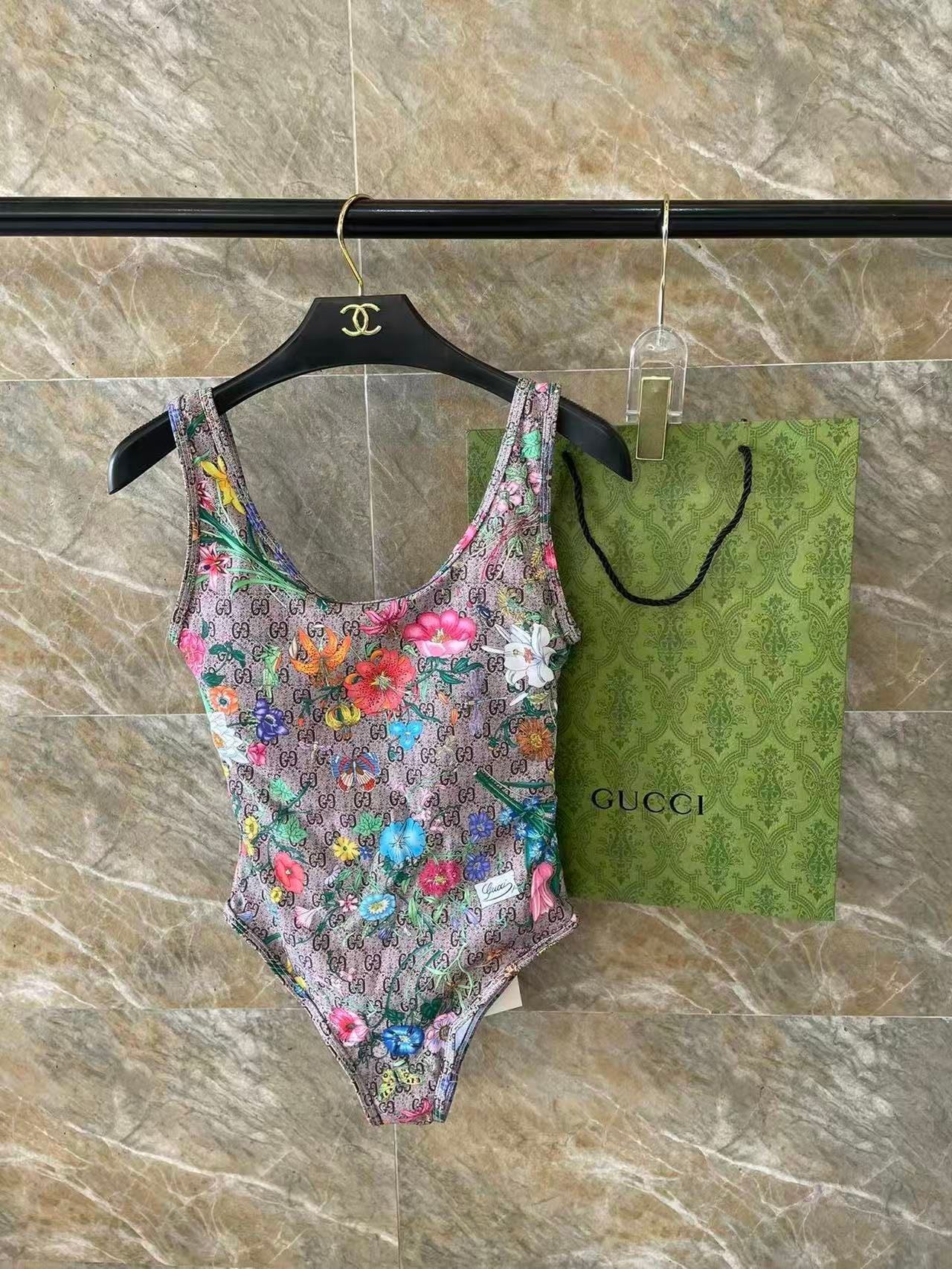 Einteiliger Badeanzug mit Flora-Monogramm-Druck Braun