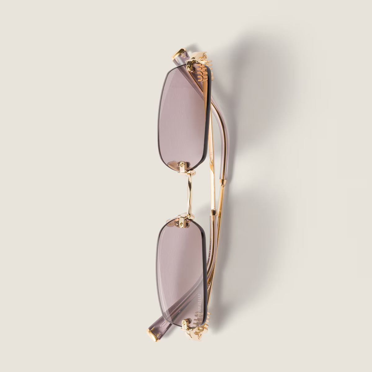 Sunglasses with rectangular lenses in mauve