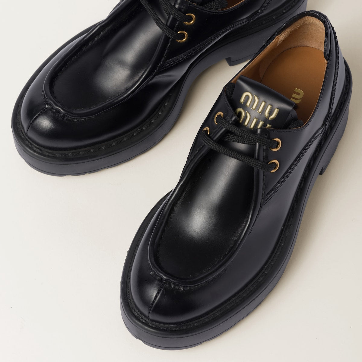 Leather lace-up shoes in black