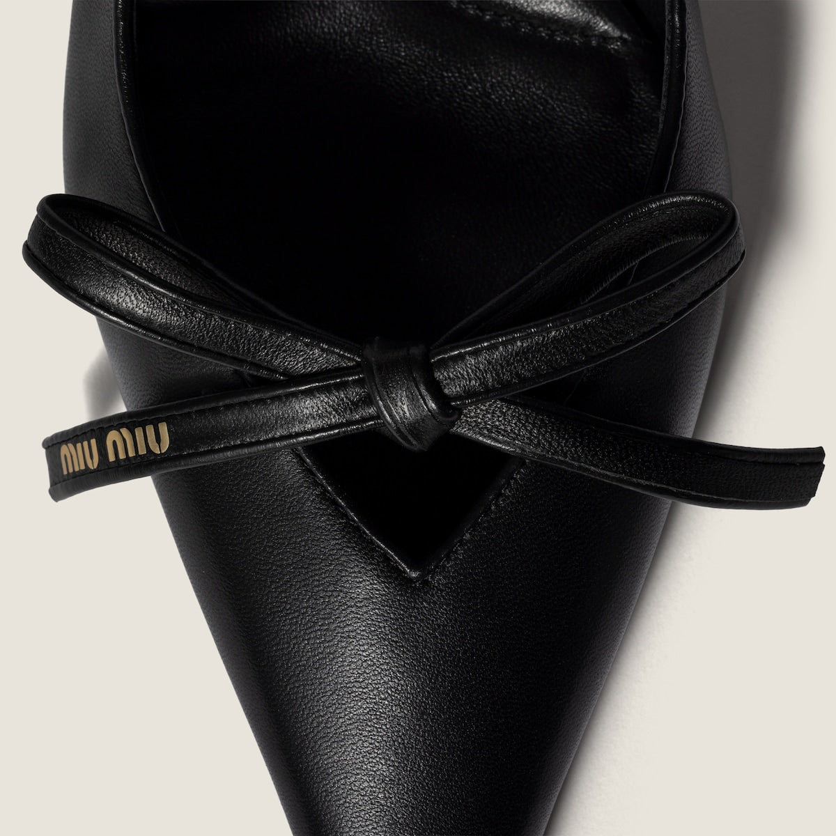 Slingback-Pumps aus Leder mit schwarzer Schleife