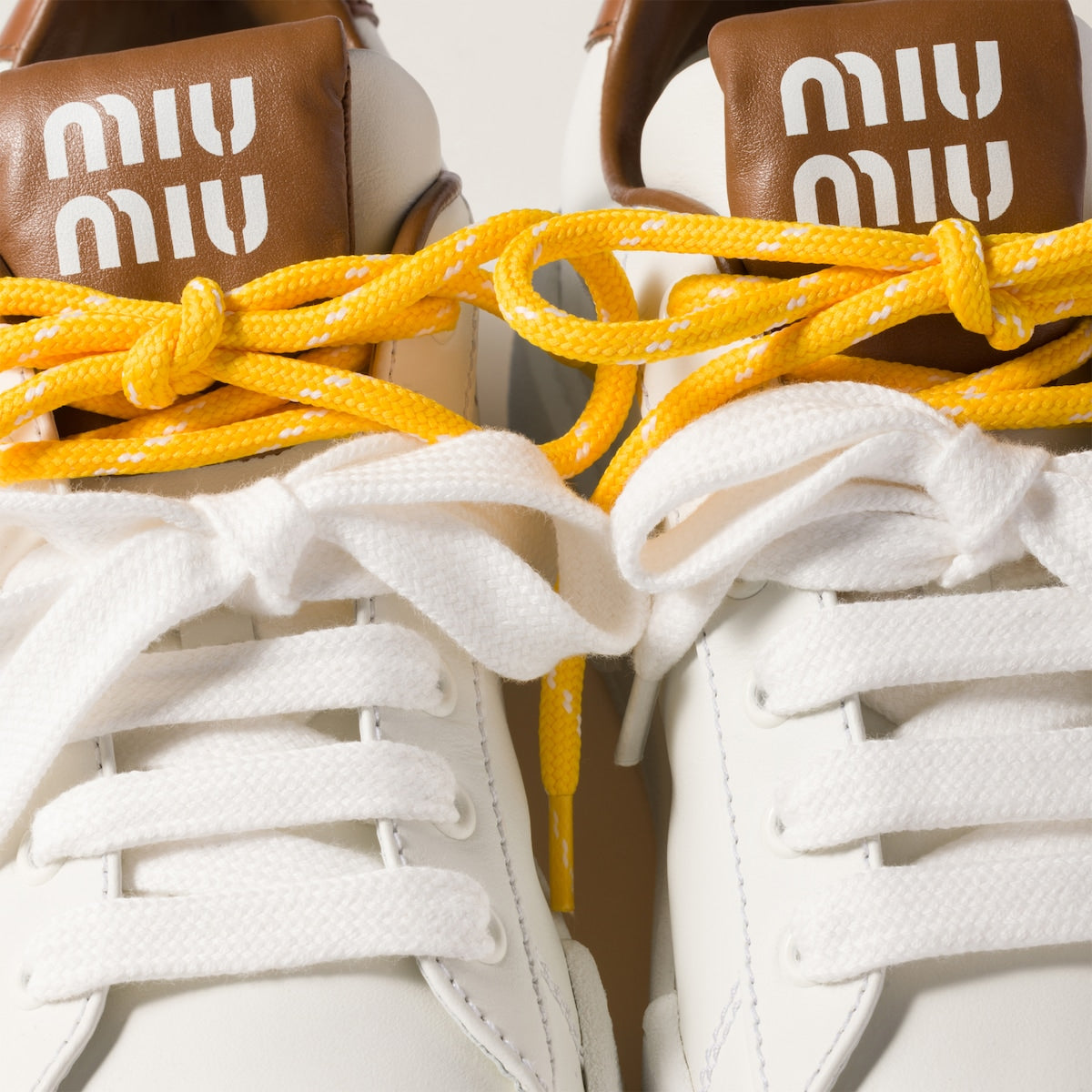 Sneakers aus Leder in Weiß/Braun