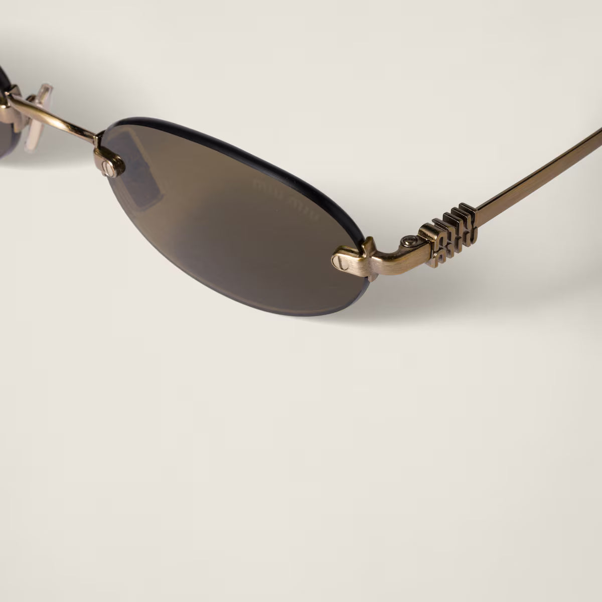 Sunglasses with oval lenses in lodge green