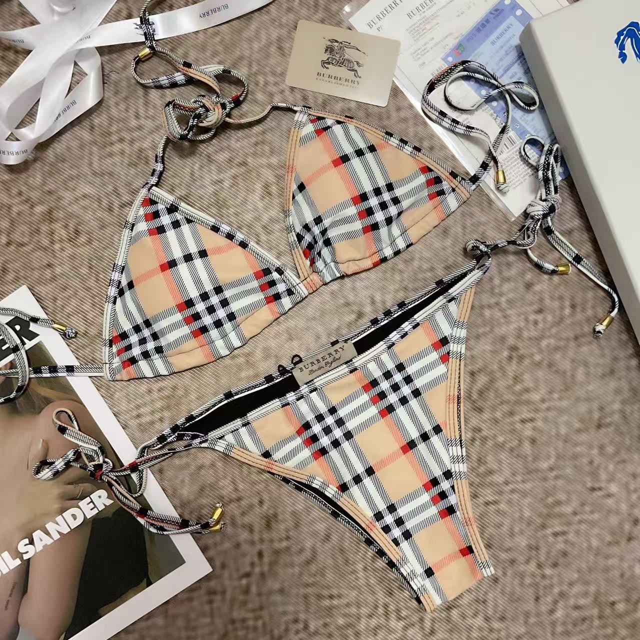 Bikini mit Check-Print Beige und rotem Streifen