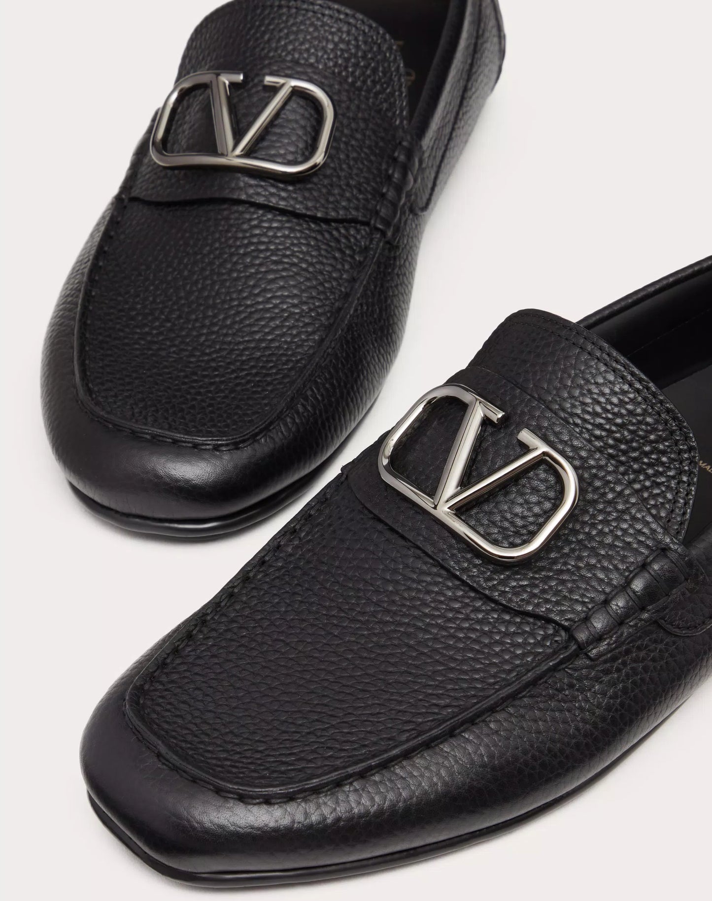 Driver Loafer VLogo Signature aus genarbtem Kalbsleder Schwarz