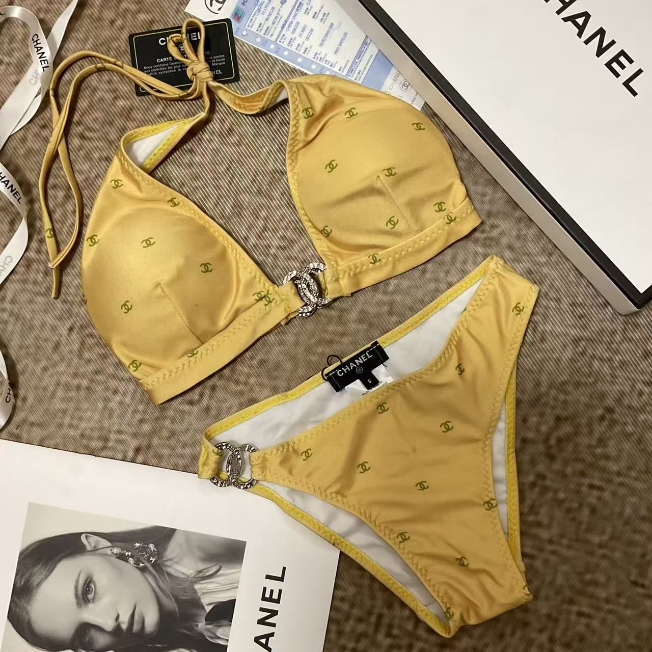 Bikini-Set mit Monogramm Gelb und goldenem Logo