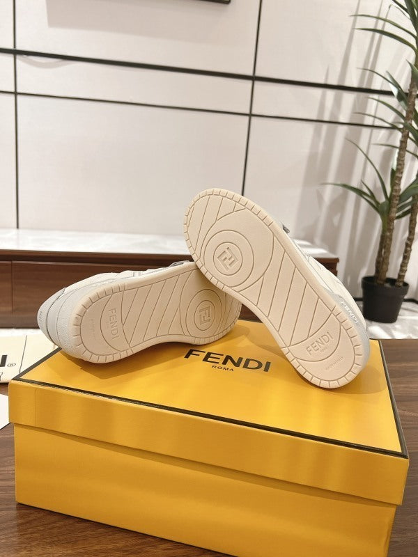 Match Sneakers aus grauem Leder mit weißen Details