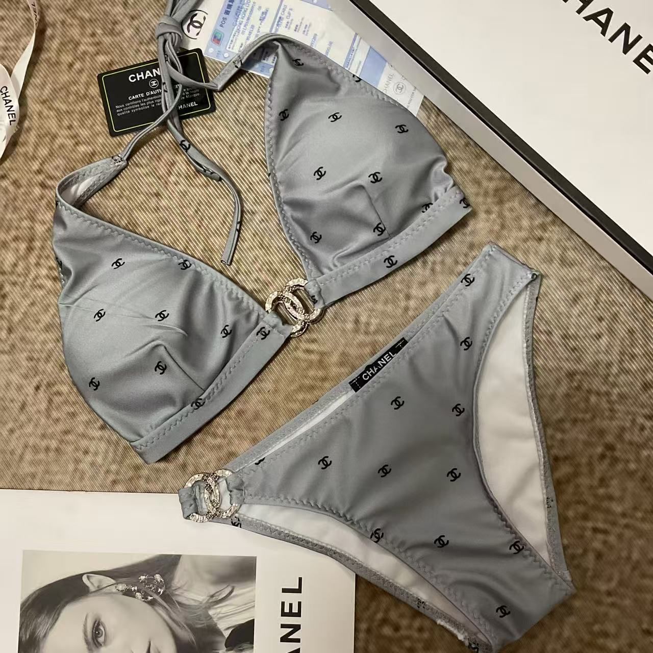 Bikini-Set mit silbernem Monogramm und goldenem Logo
