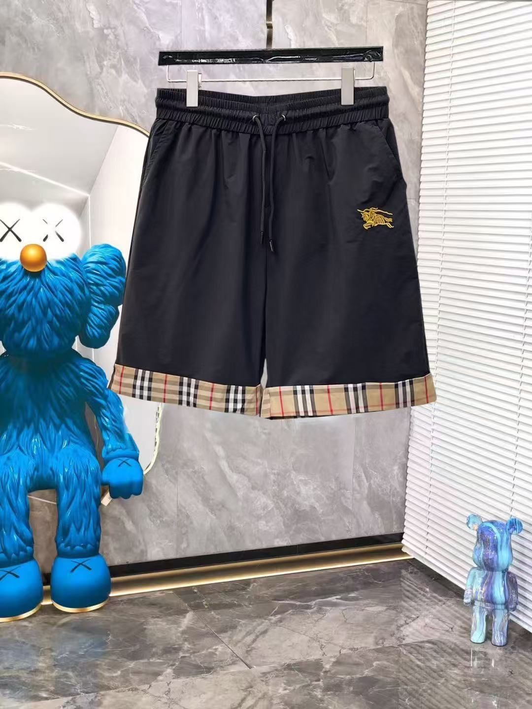 Schwarze Badehose mit Check-Saumdetail