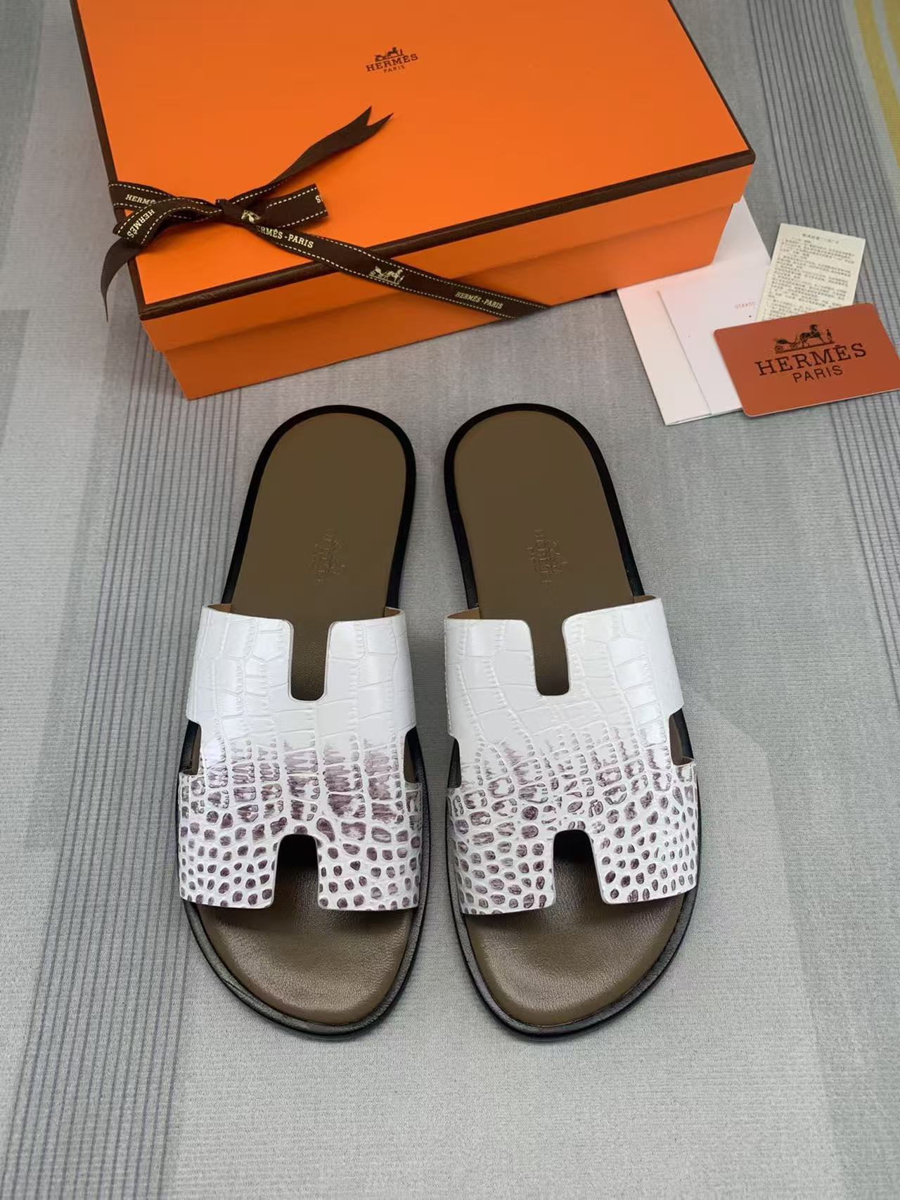 Herren-Sandalen Izmir aus weiß-braun verlaufendem Leder mit Krokodilprägung