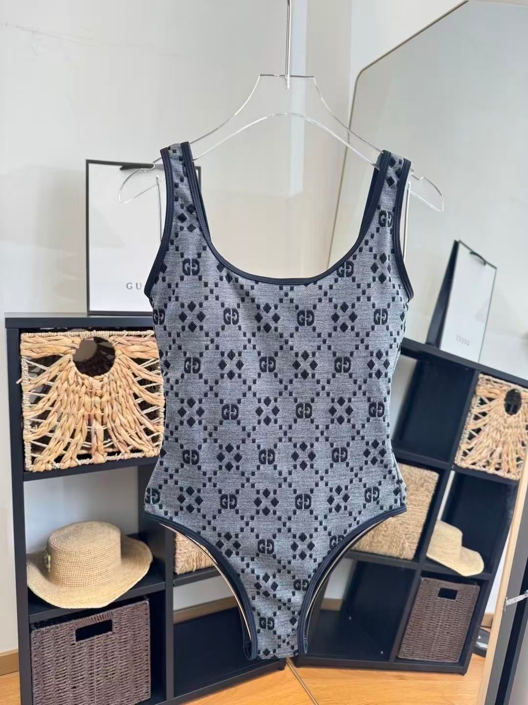 Einteiliger Badeanzug mit Monogramm-Diamant-Druck Schwarz