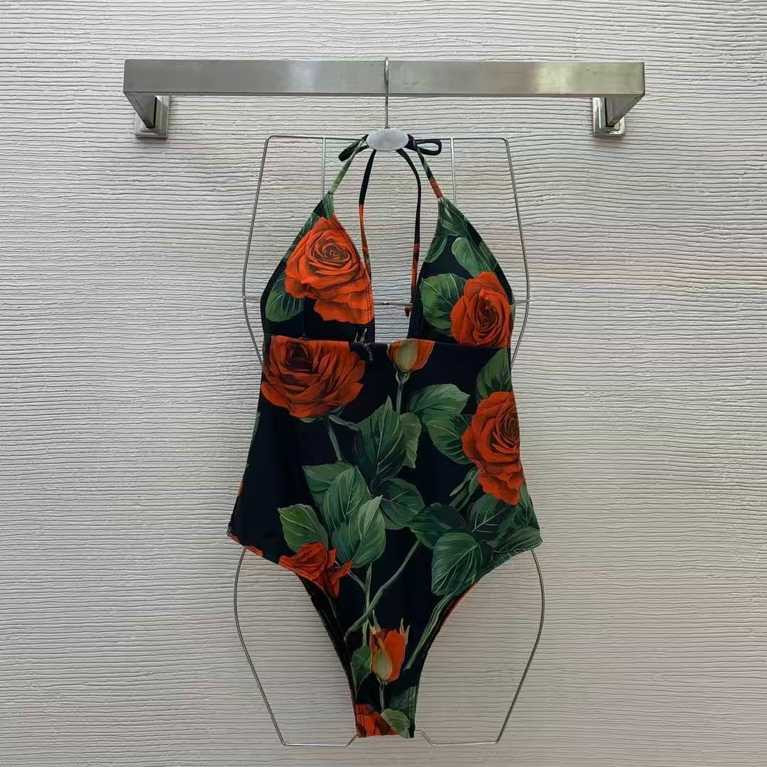 Badeanzug mit dunklem Gartenrosen-Print