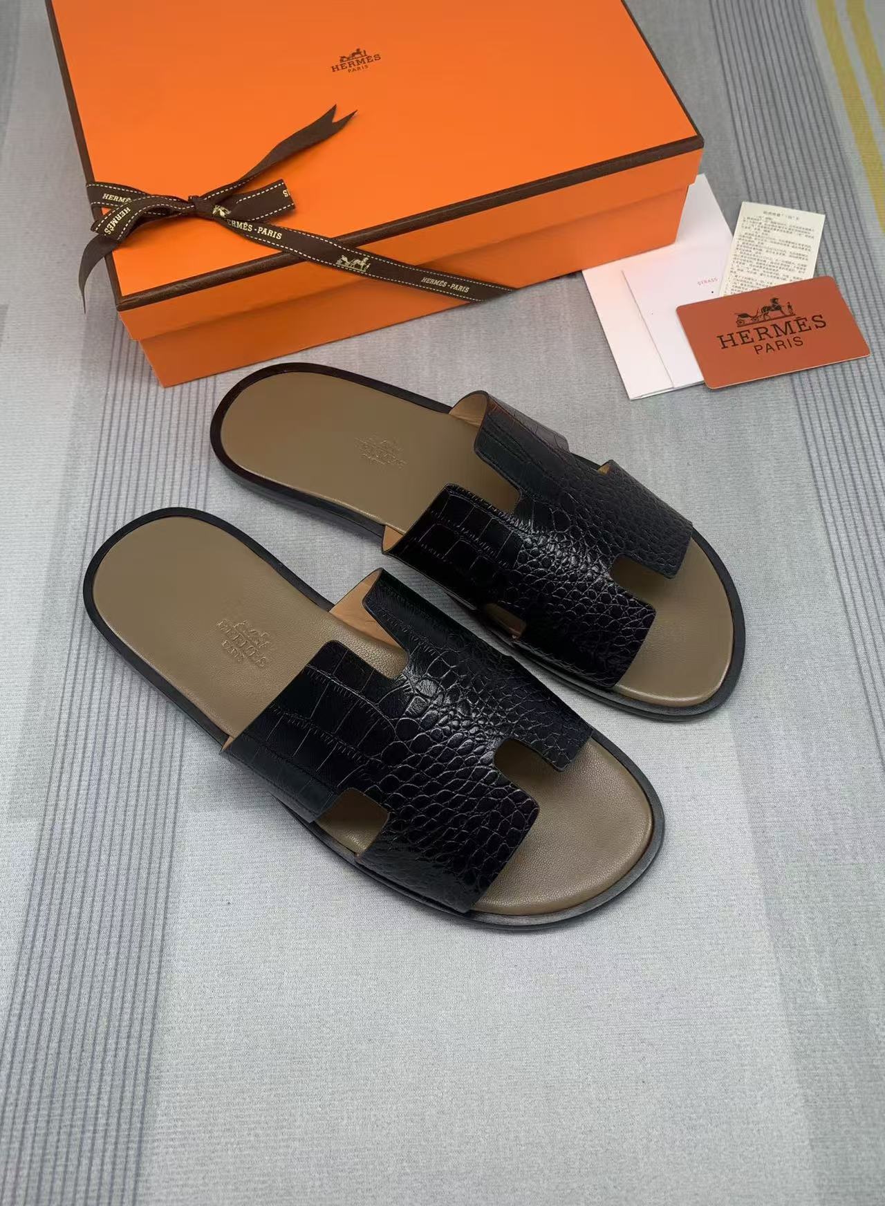 Herren-Sandalen Izmir aus schwarzem Leder mit Krokodilprägung