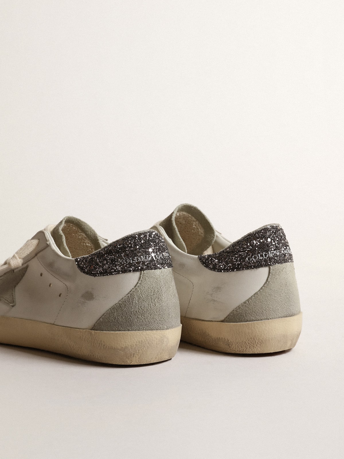 Super-Star with grey star and dark grey glitter on the heel