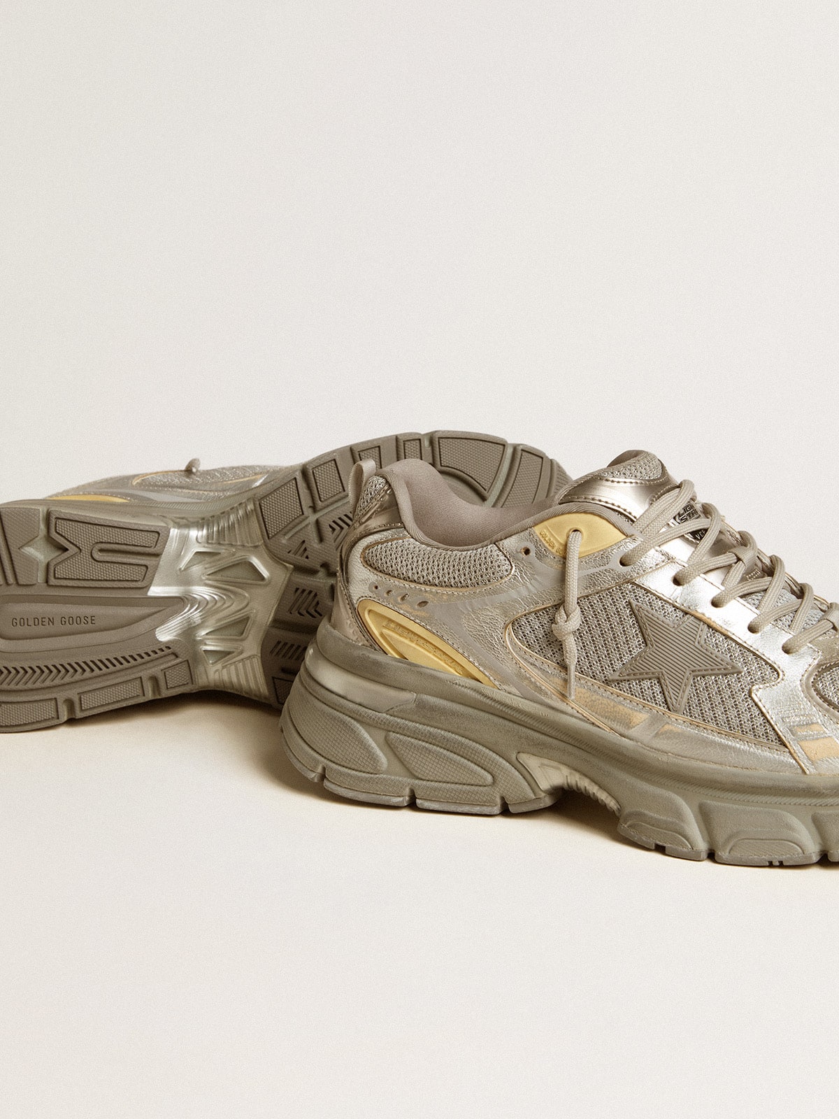 Silver-colored Lightstar made of metallic leather and mesh with a gray star