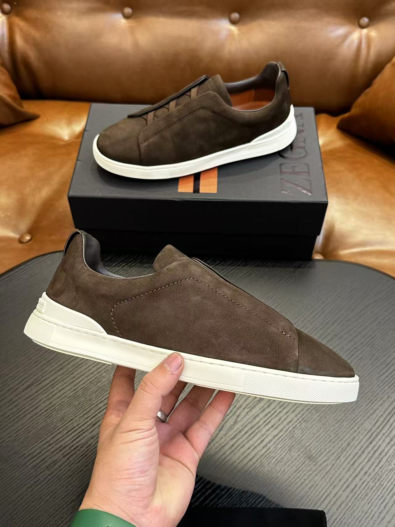 Dunkelbraun Wildleder/Weiß Triple Stitch SECONDSKIN Sneakers