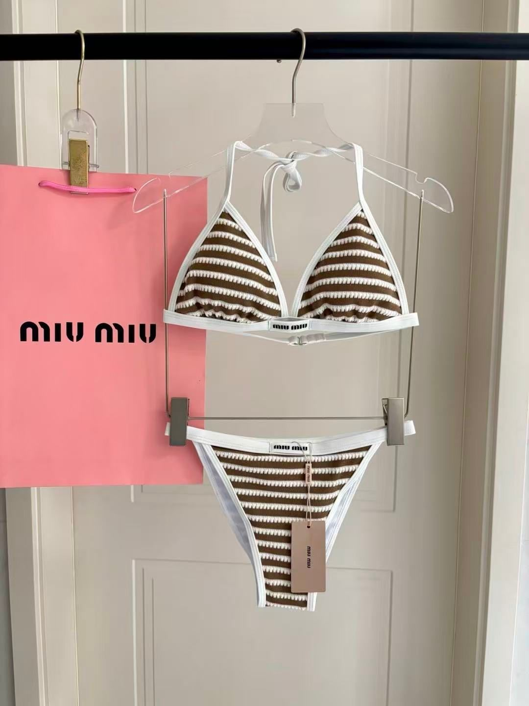 Triangel-Bikini-Set mit Erdfarbenen Streifen