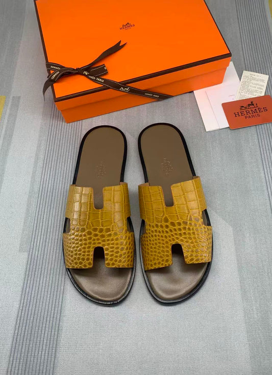 Herren-Sandalen Izmir aus senffarbenem Leder mit Krokodilprägung