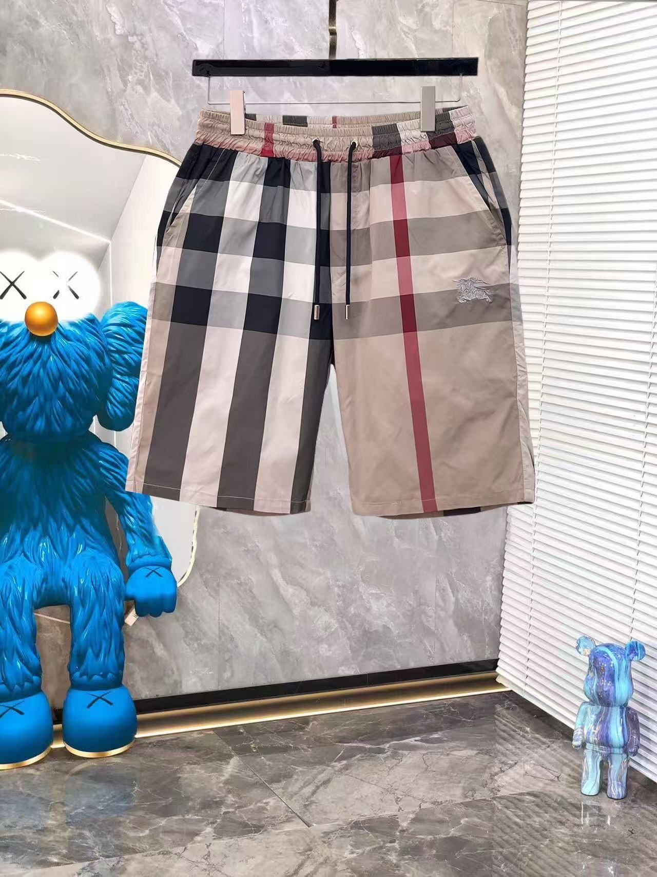 Badehose mit Check-Print Beige und Schwarz mit Reitermotiv