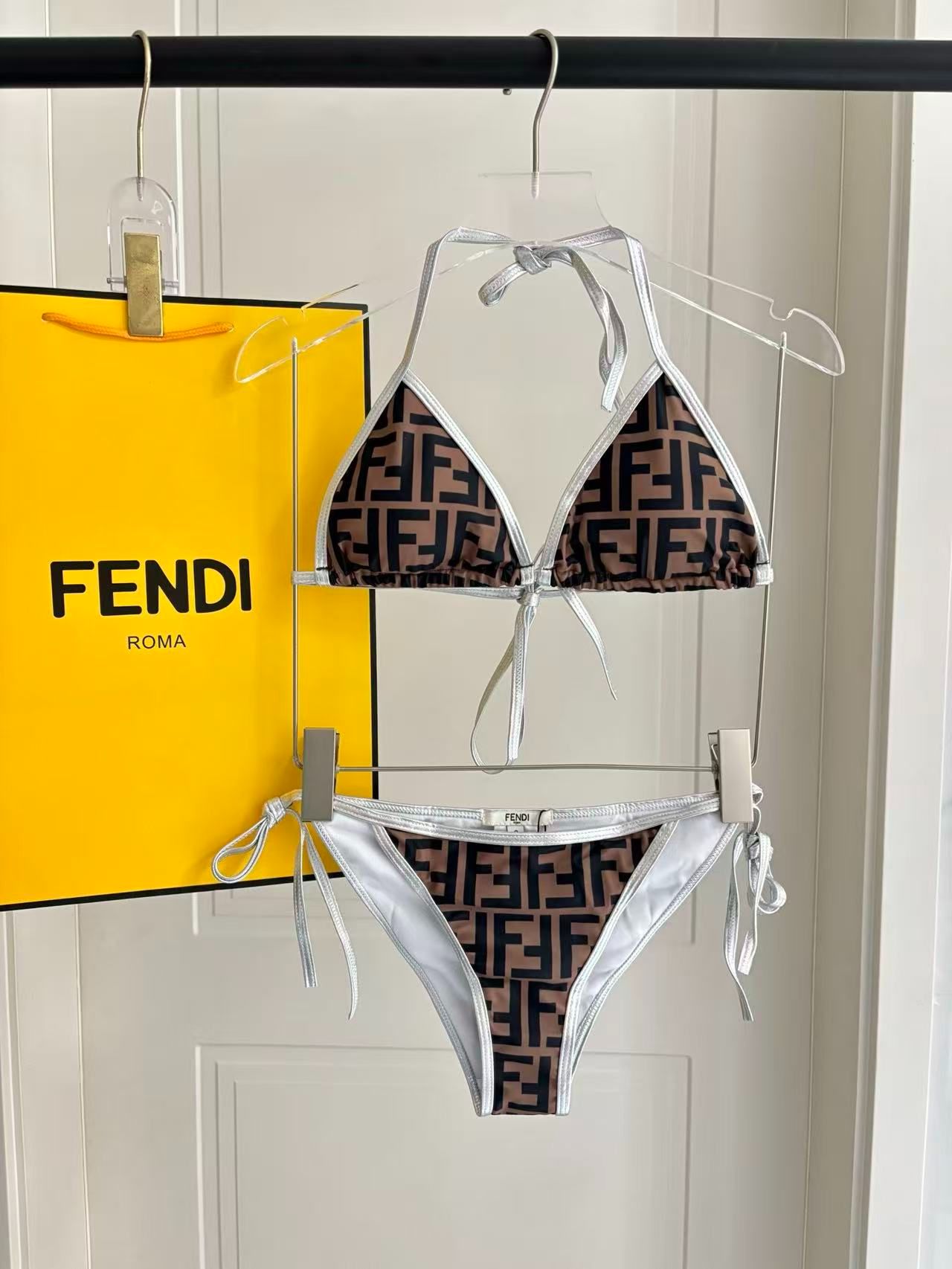 Triangel-Bikini mit FF-Logomuster und metallischem Besatz