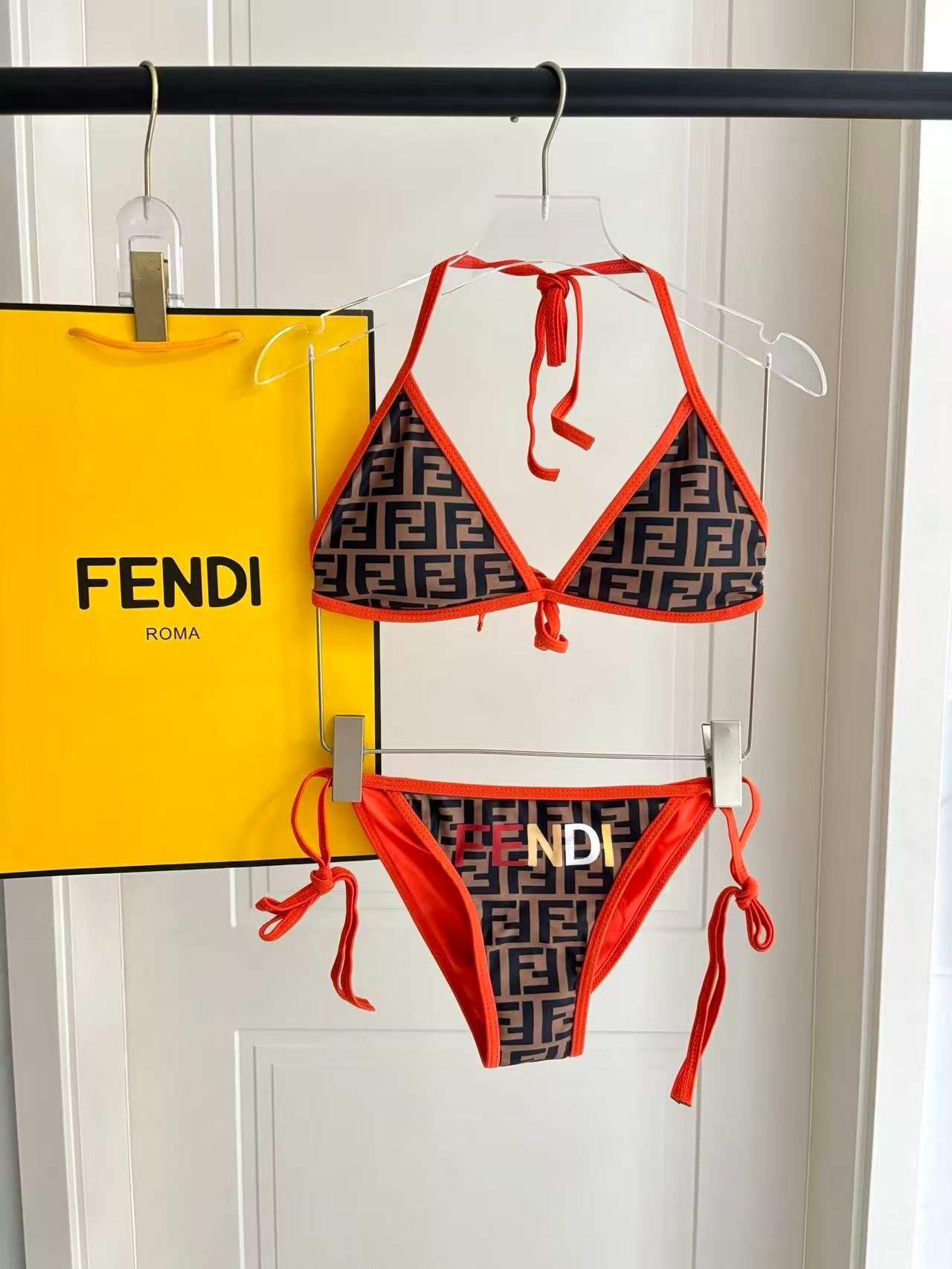 Triangel-Bikini mit FF-Logomuster und leuchtend orangefarbenem Besatz