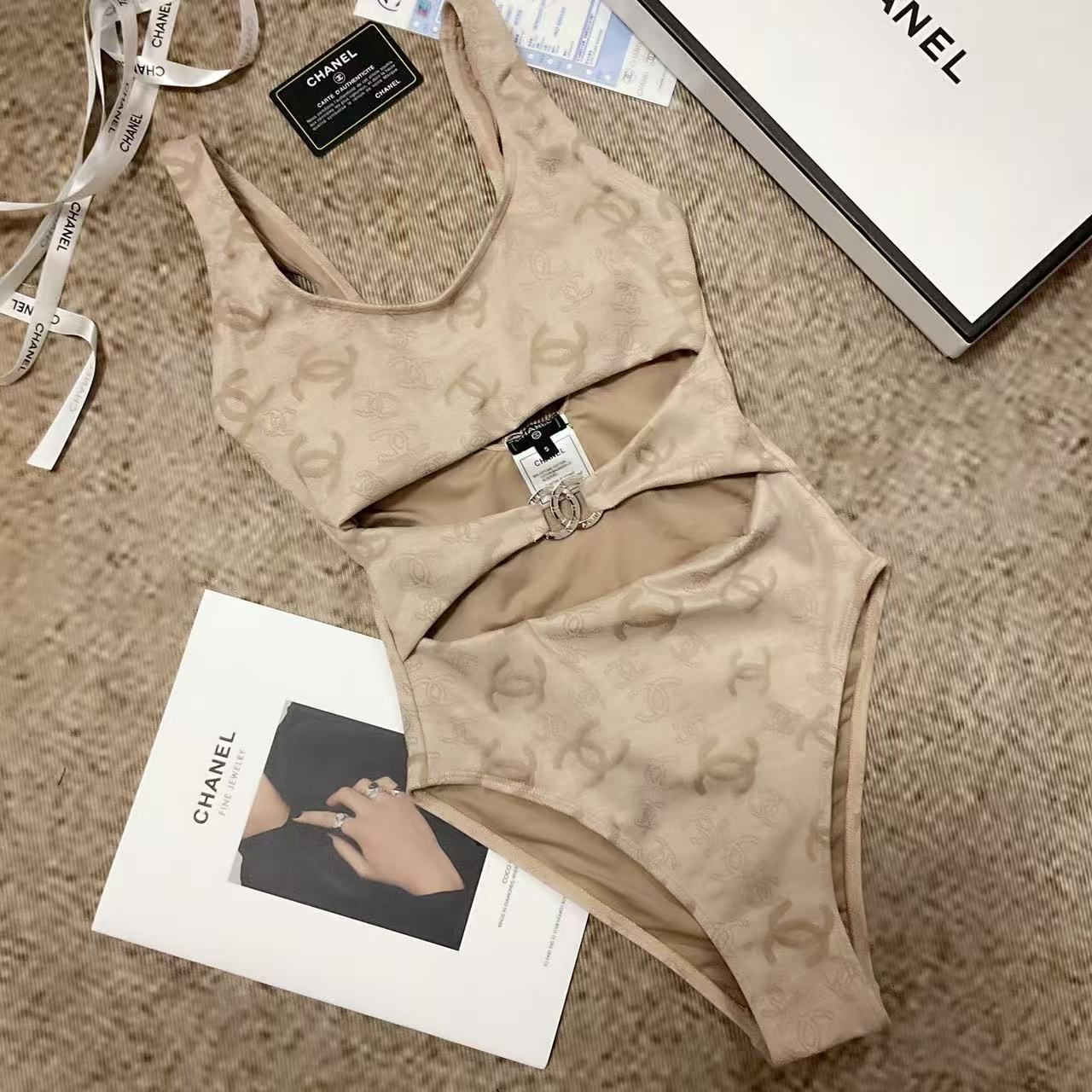 Badeanzug mit Monogramm Beige und Cut-outs